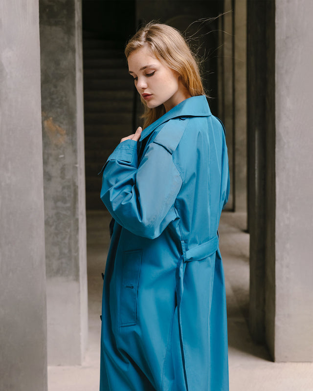 Trench - coat bleu fluide, intemporel, pour un style élégant - Manteaux & vestes Mes Demoiselles - Image 2