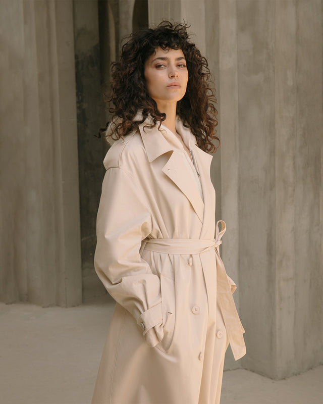 Trench - coat ivoire, long et léger, aux détails classiques modernisés - Manteaux & vestes Mes Demoiselles - Image 3