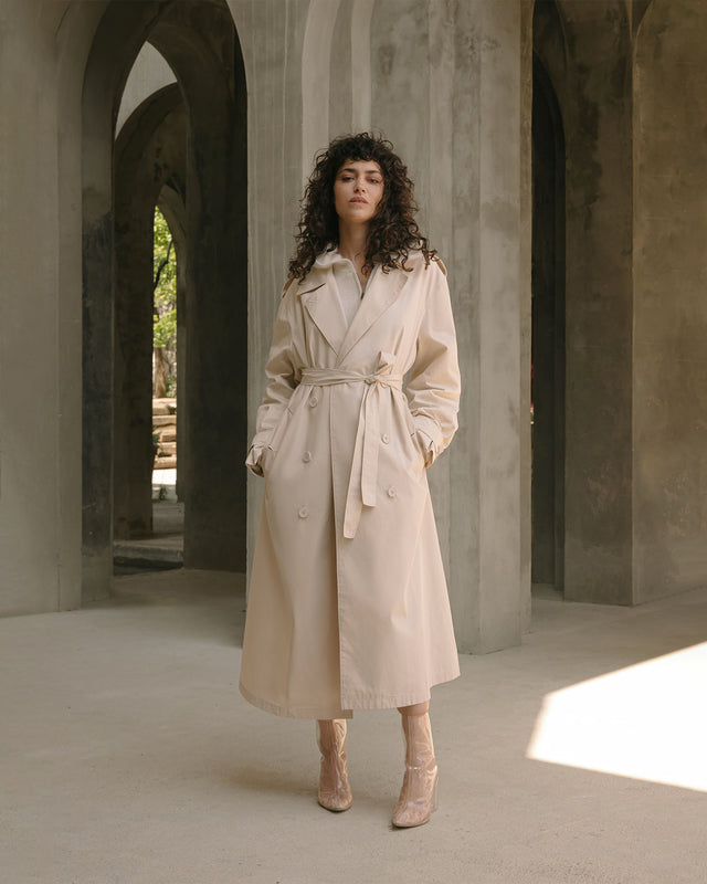 Trench - coat ivoire, long et léger, aux détails classiques modernisés - Manteaux & vestes Mes Demoiselles - Image 1