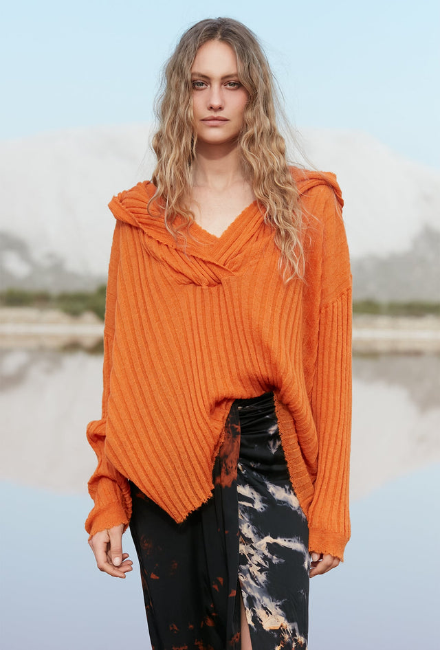 Pull à capuche orange plissé, léger, transparent et asymétrique - Pulls & gilets Mes Demoiselles - Image 2