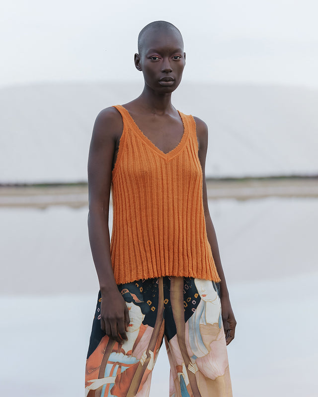 Top orange côtelé en maille légère, décolleté V dentelle - Chemises & tops Mes Demoiselles - Image 1