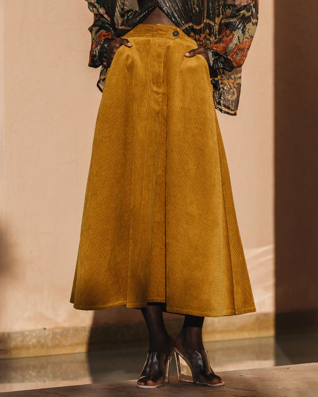 Jupe trapèze en velours côtelé ocre, coupe élégante, look hivernal - Jupes & shorts Mes Demoiselles - Image 2