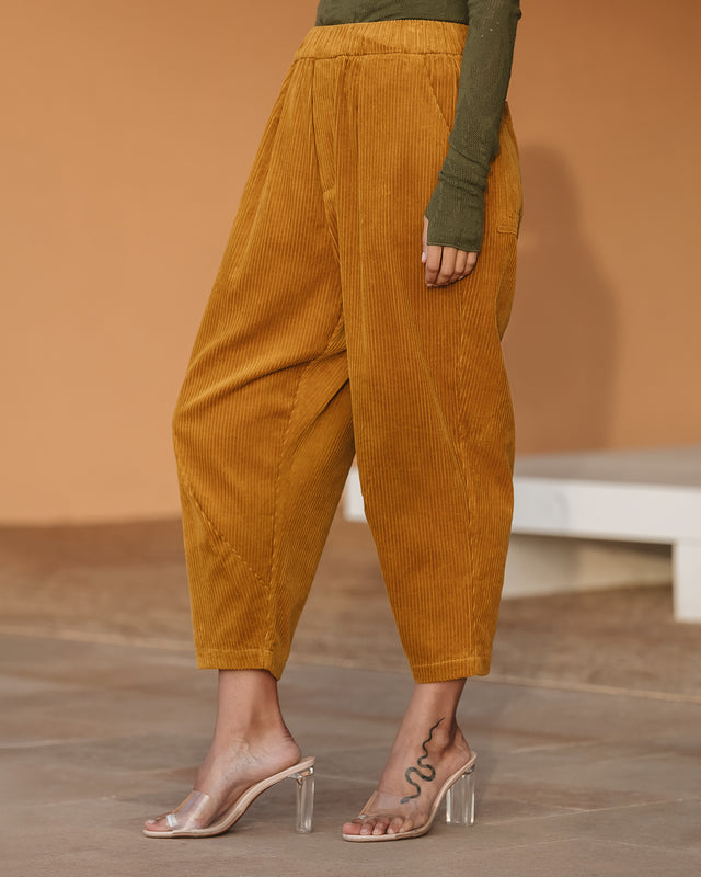 Pantalon velours côtelé ocre, coupe ample moderne, confort - élégance - Pantalons & combinaisons Mes Demoiselles - Image 3