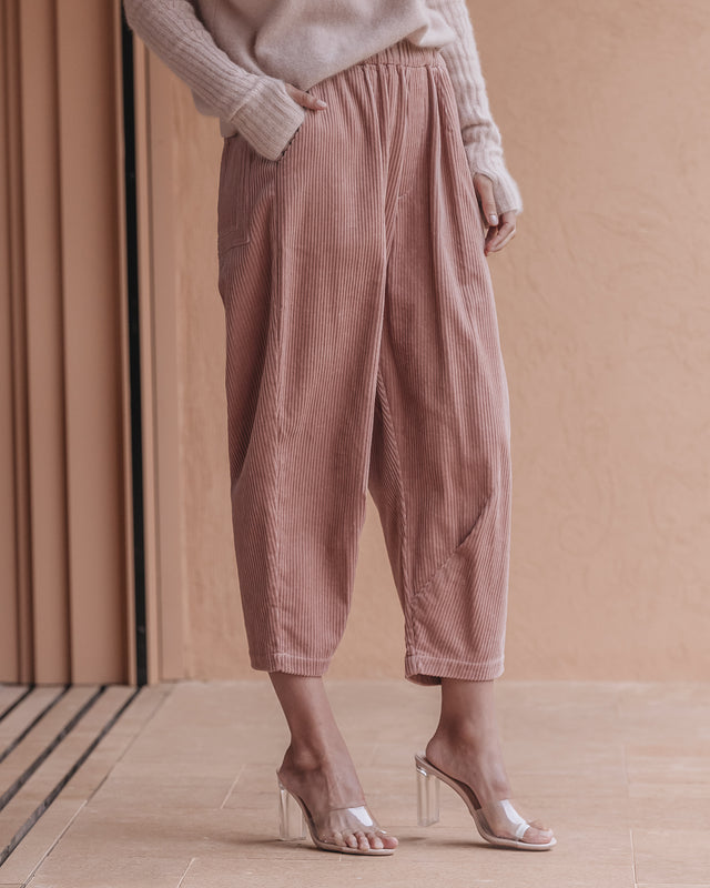 Pantalon velours côtelé nude, coupe ample, moderne et confortable - Pantalons & combinaisons Mes Demoiselles - Image 2