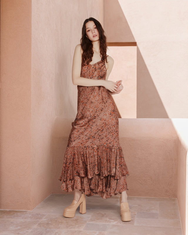 Robe longue satinée bronze à fines bretelles, imprimé noir/orange - Robes Mes Demoiselles - Image 1