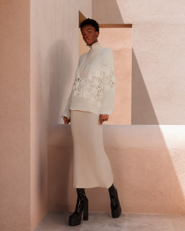 Pull beige ajouré motifs floraux sur haut noir col montant zippé - Pulls & gilets Mes Demoiselles - Image 2