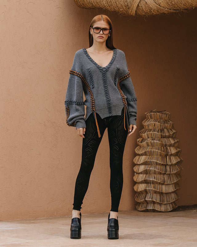 Pull gris foncé, coupe ample, col V, détails de lacets contrastés - Pulls & gilets Mes Demoiselles - Image 1