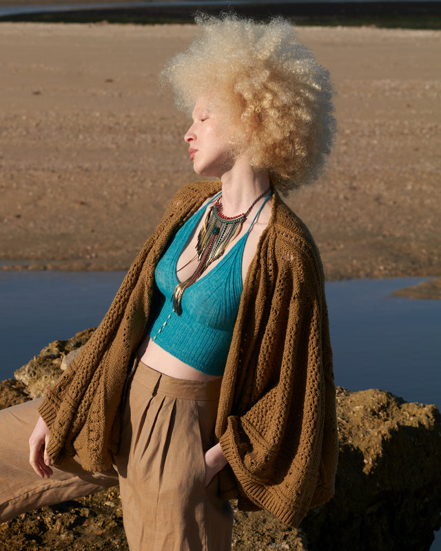 Top court turquoise, maille côtelée, décolleté V, boutons nacrés - Chemises & tops Mes Demoiselles - Image 1