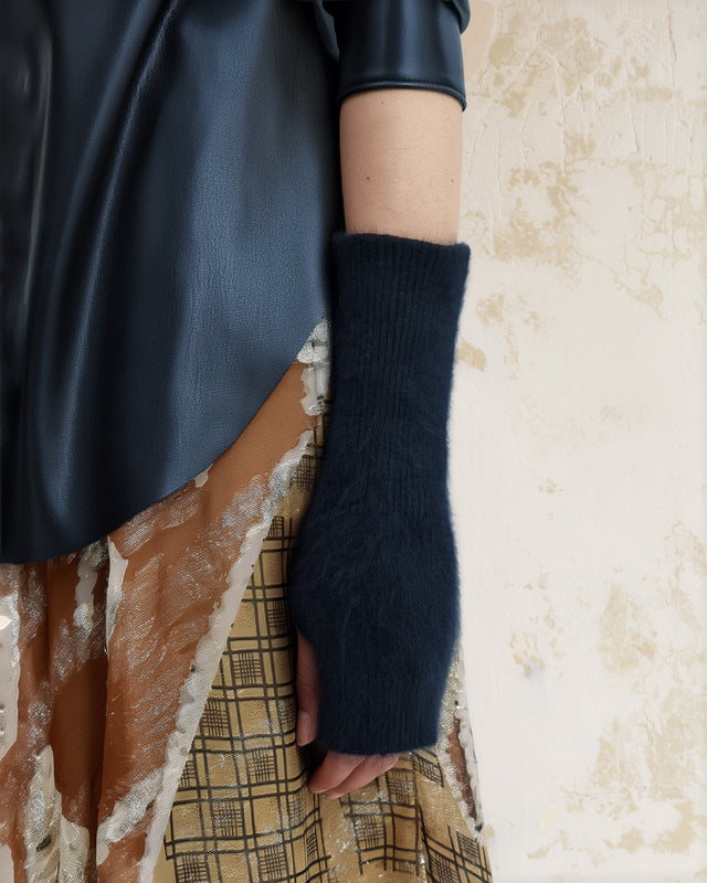 Dolan Gloves - Black - Image 2