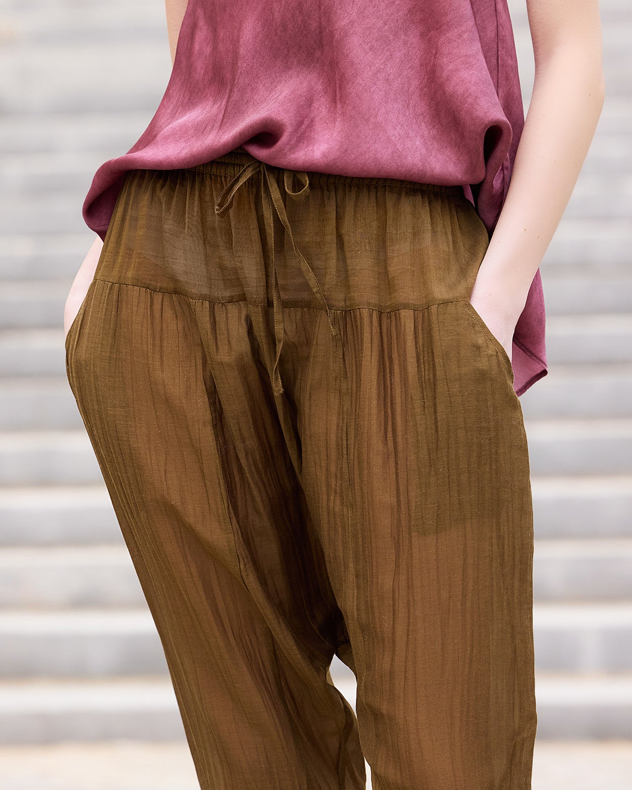 Pantalon Loana - Marron : Pantalon sarouel en gaze de coton et soie kaki Mes Demoiselles - Image 4