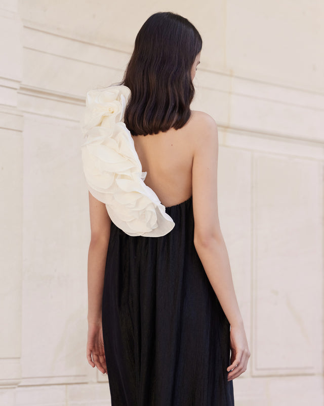Robe longue de soirée noire et fleur blanche : Robes Mes Demoiselles - Image 2