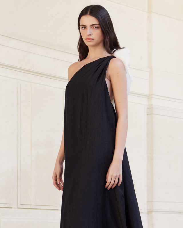 Robe longue de soirée noire et fleur blanche : Robes Mes Demoiselles - Image 3