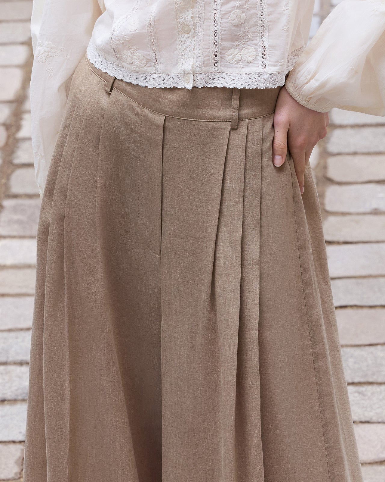 Pantalon raffiné à pinces beige : Pantalons & combinaisons Mes Demoiselles - Image 3