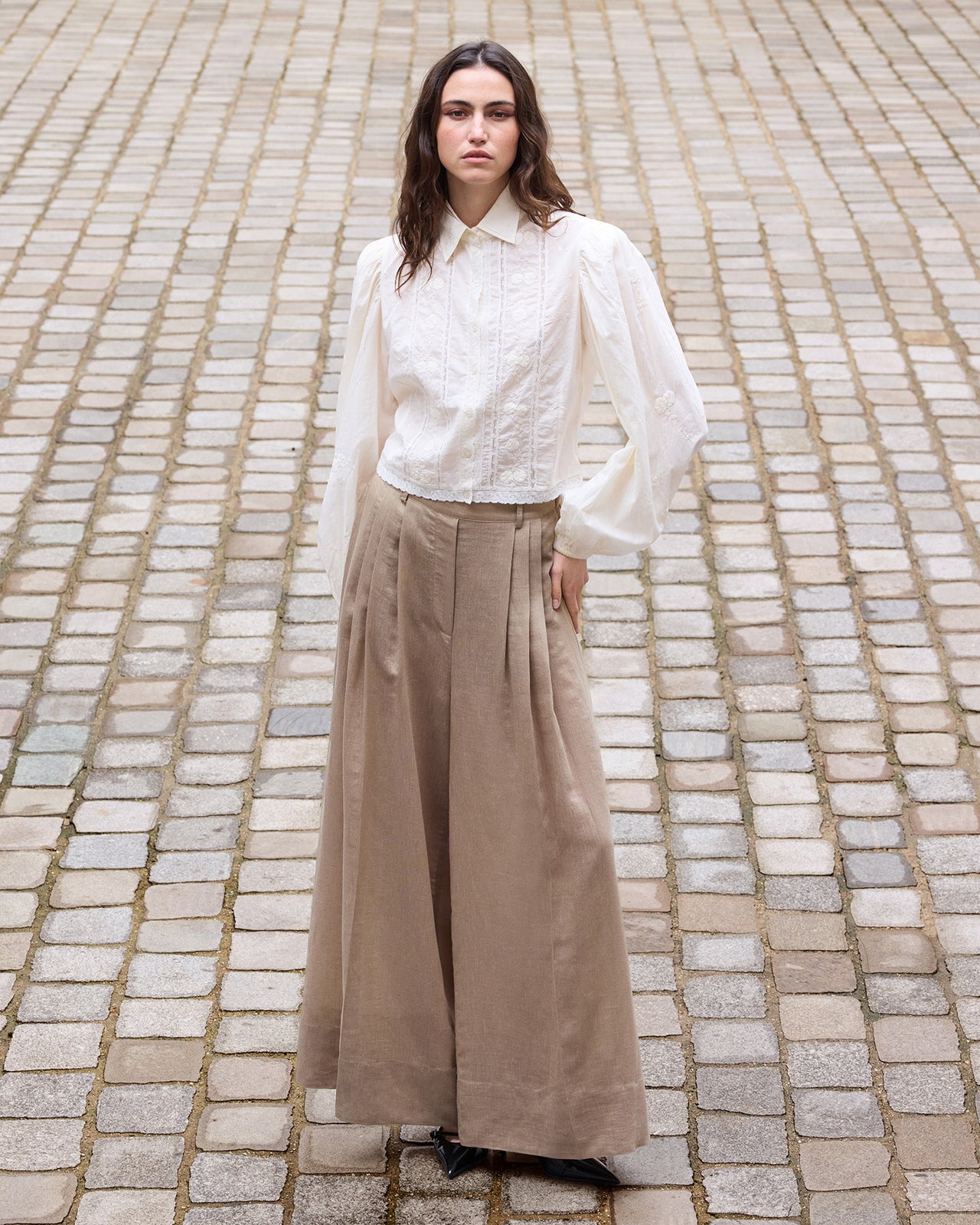 Pantalon raffiné à pinces beige : Pantalons & combinaisons Mes Demoiselles - Image 1