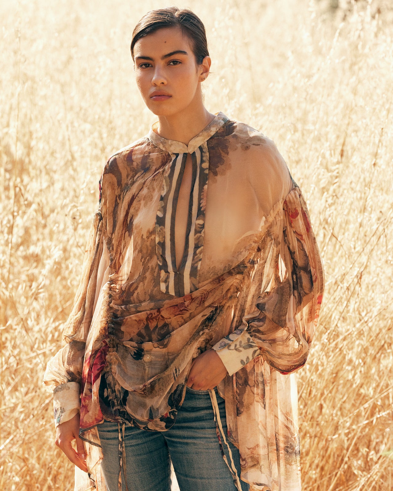 Blouse Arum - Beige : Blouse Oversize impression baroque – Détail Coulissant Mes Demoiselles - Image 4