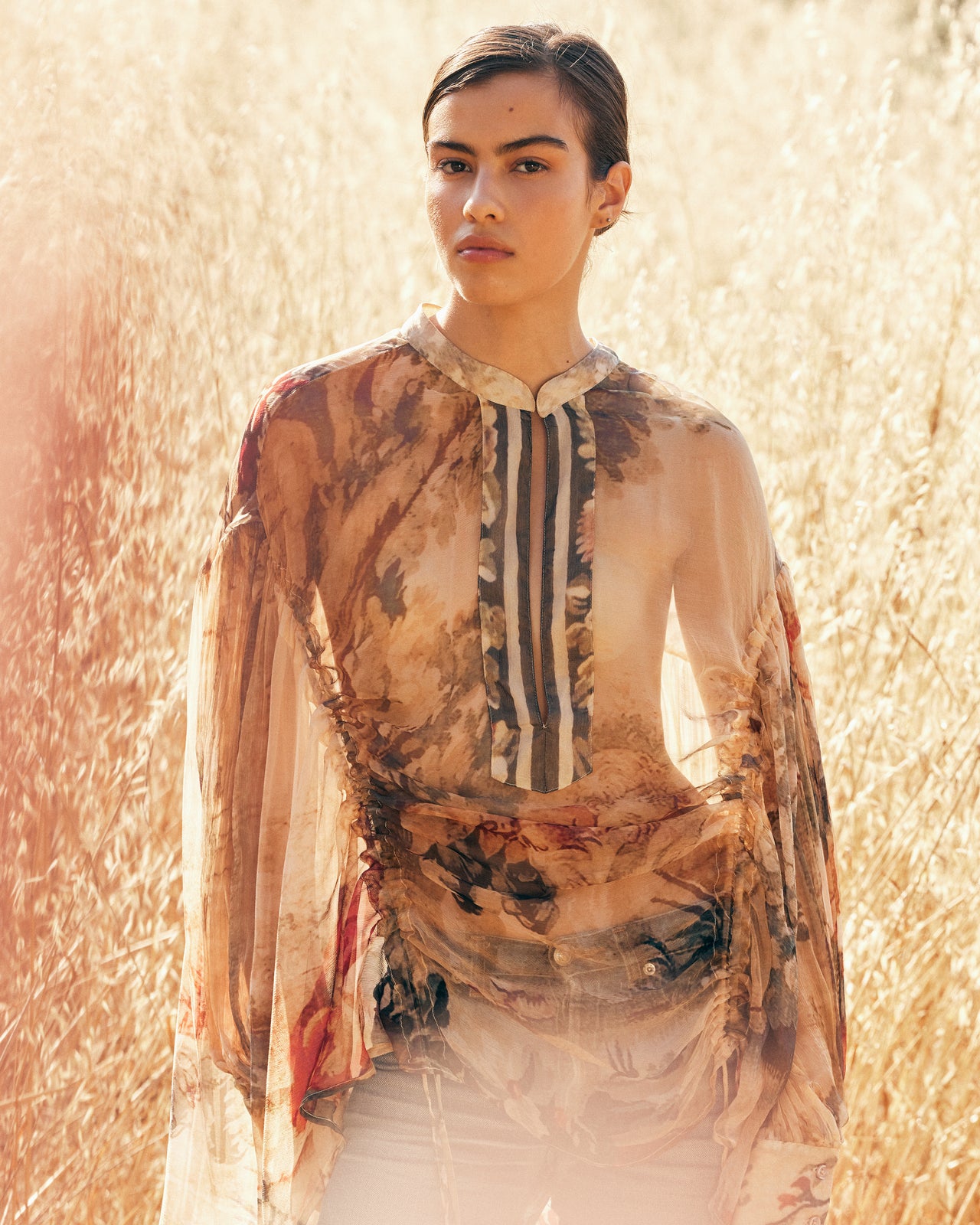 Blouse Arum - Beige : Blouse Oversize impression baroque – Détail Coulissant Mes Demoiselles - Image 7