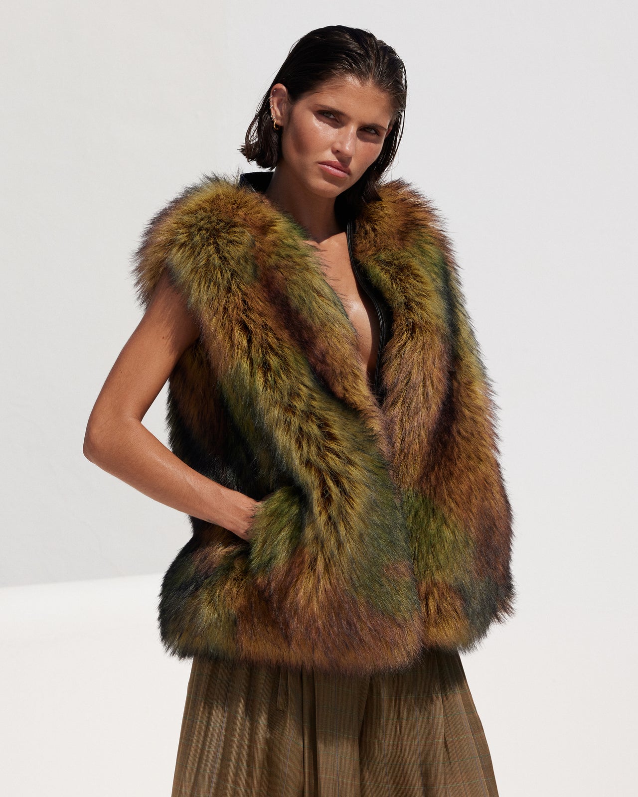 Gilet Aurora Vert : Gilet court sans manches en fausse fourrure kaki doublure léopard Mes Demoiselles - Image 5