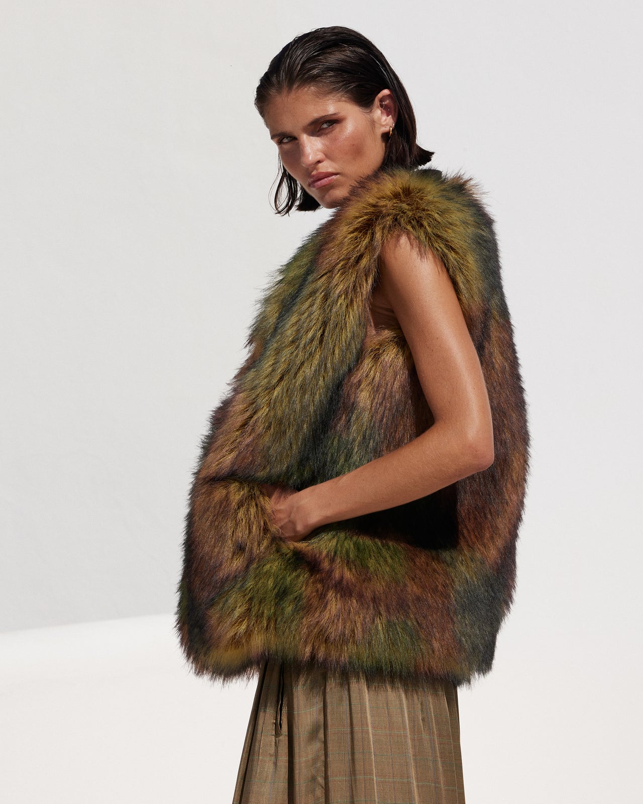 Gilet Aurora Vert : Gilet court sans manches en fausse fourrure kaki doublure léopard Mes Demoiselles - Image 6