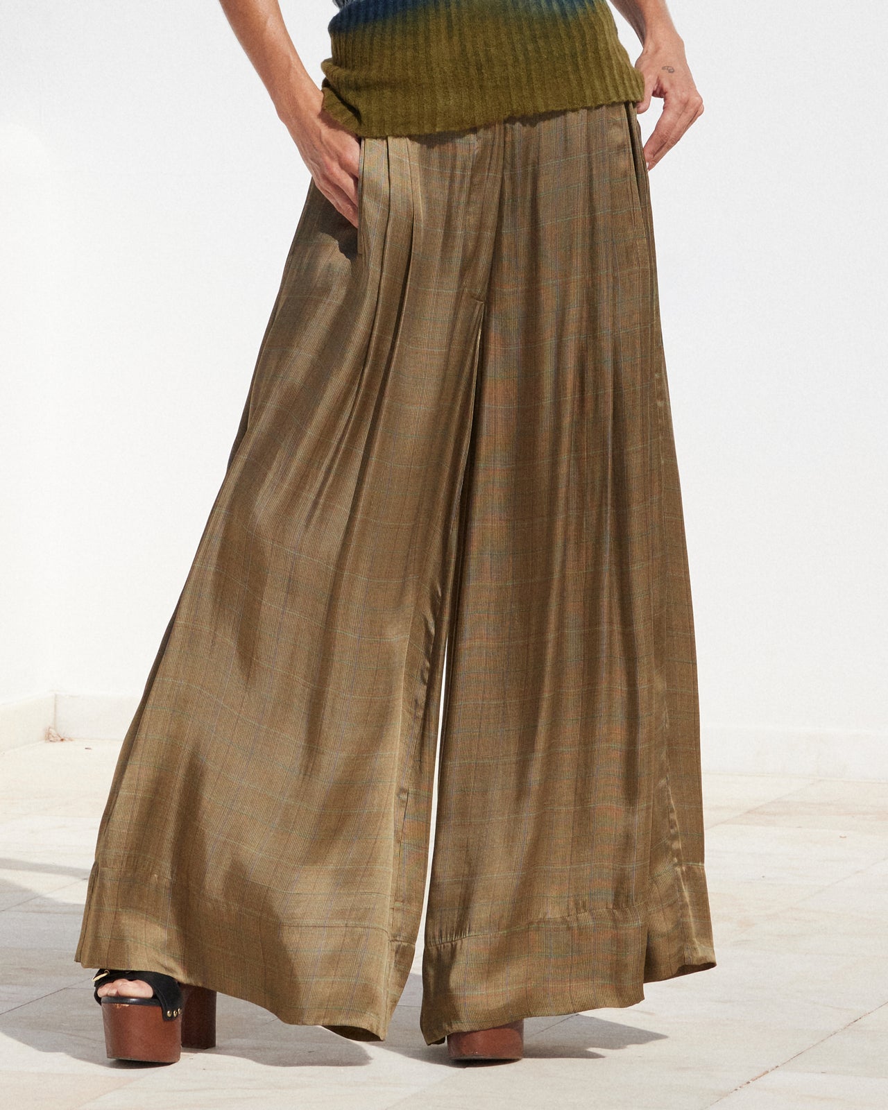 Pantalon ample en viscose satin - carreaux anglais : Pantalons & combinaisons Mes Demoiselles - Image 2
