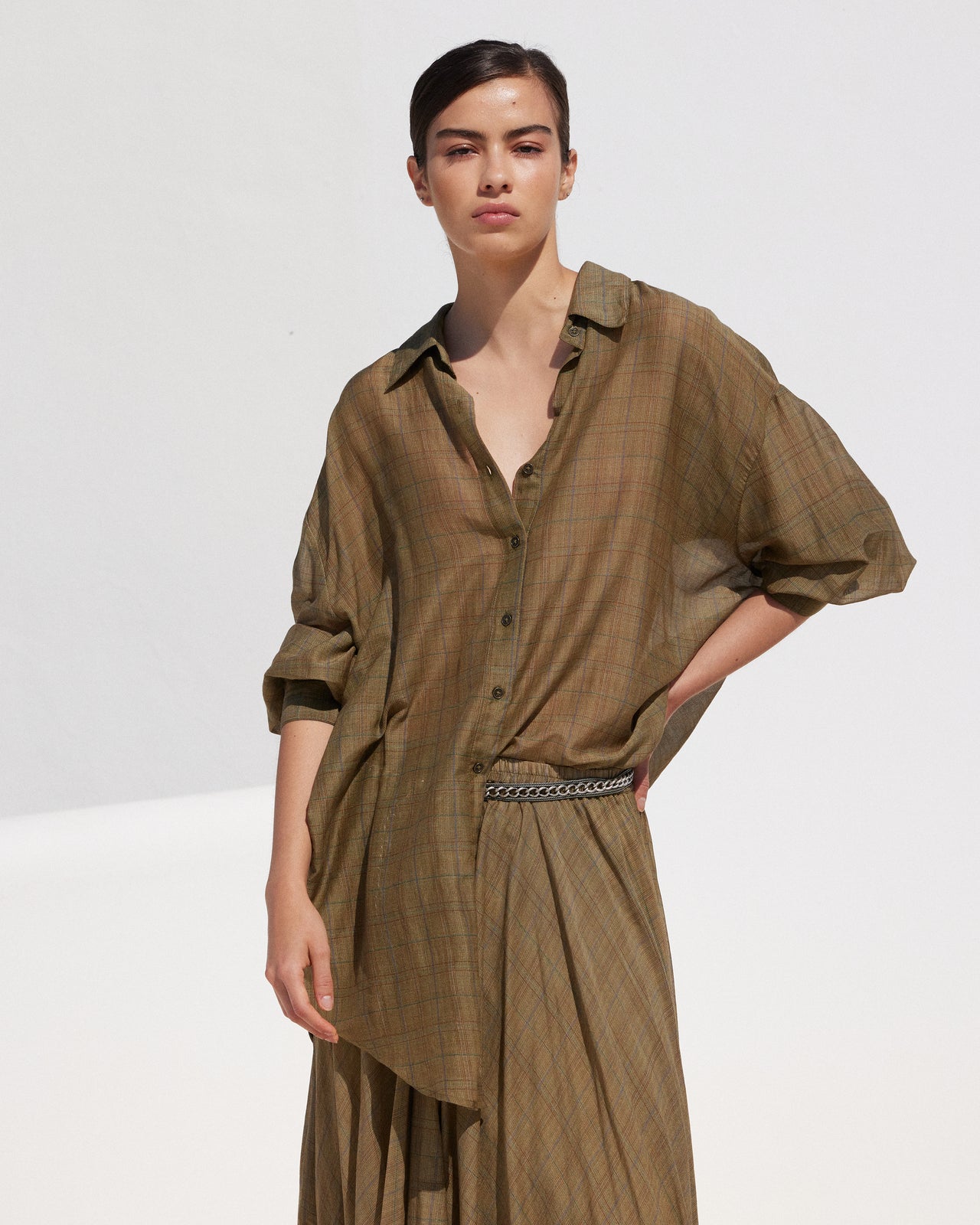 Chemise longue en viscose satin - carreaux anglais : Chemises & tops Mes Demoiselles - Image 2