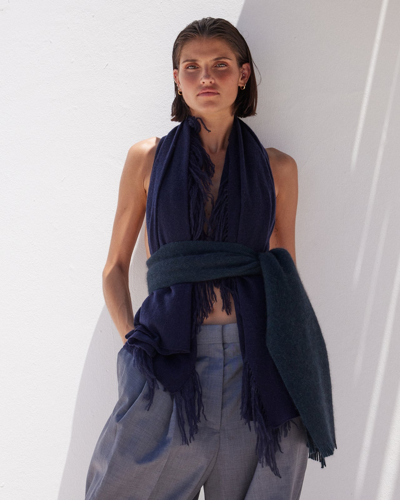 Foulard Long en Laine Duveteuse – Navy & Franges Fait Main : Accessoires Mes Demoiselles - Image 1