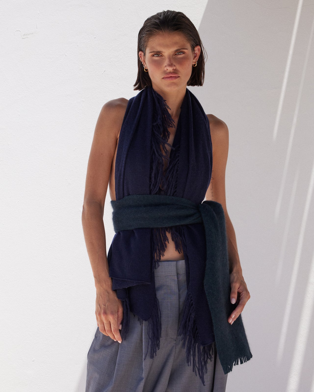Foulard Long en Laine Duveteuse – Navy & Franges Fait Main : Accessoires Mes Demoiselles - Image 3