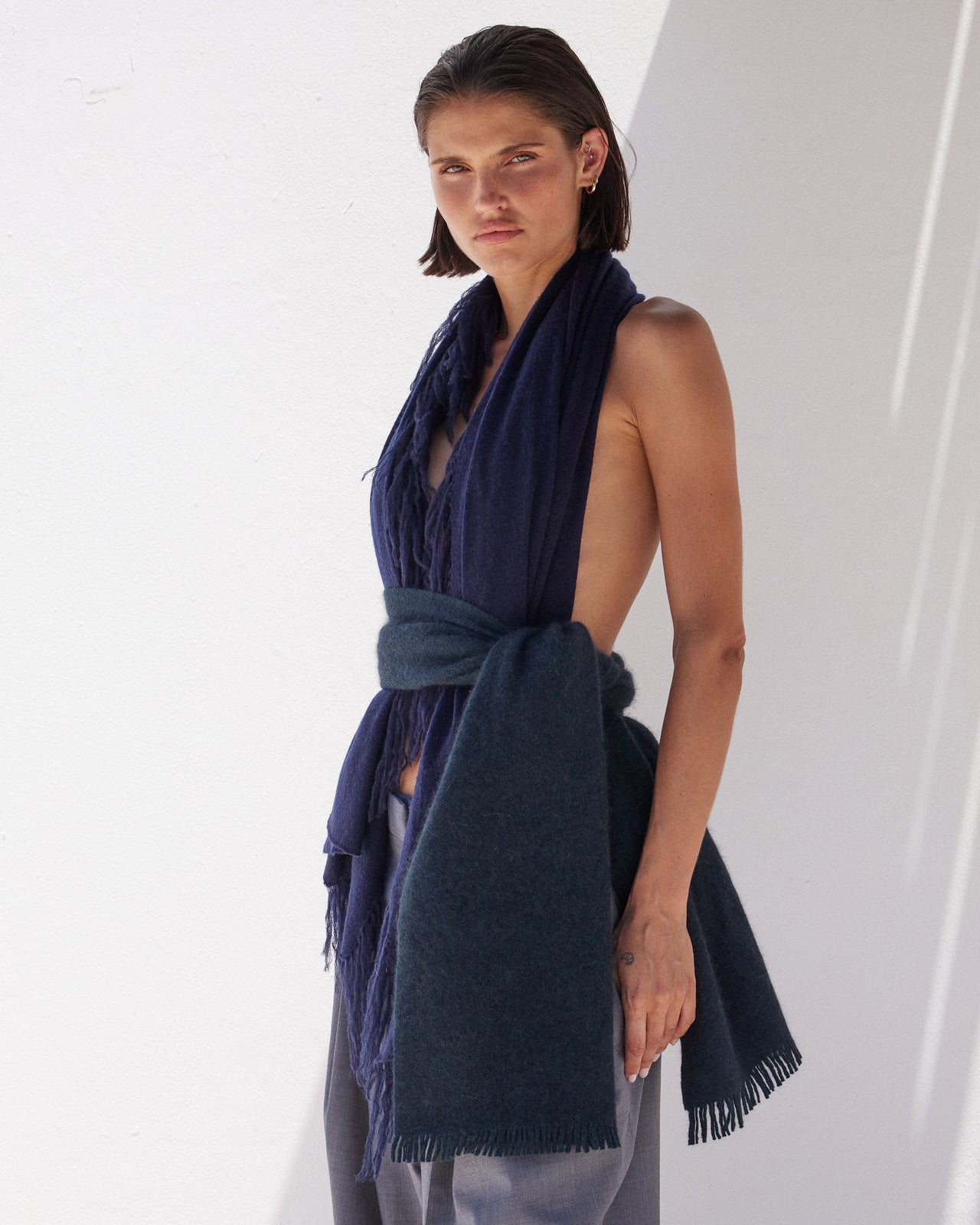 Foulard Carrick Bleu Marine : Foulard Long en Laine Duveteuse Navy & Franges Fait Main Mes Demoiselles - Image 4