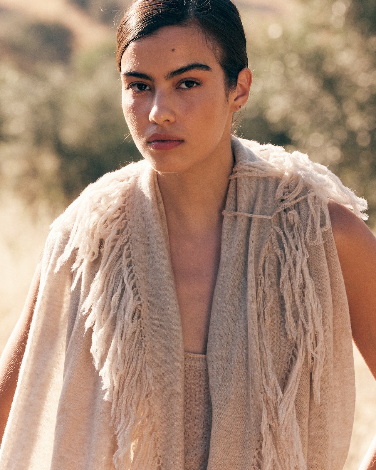 Foulard Carrick - Taupe : Foulard Long en Laine Duveteuse Beige & Franges Fait Main Mes Demoiselles - Image 4