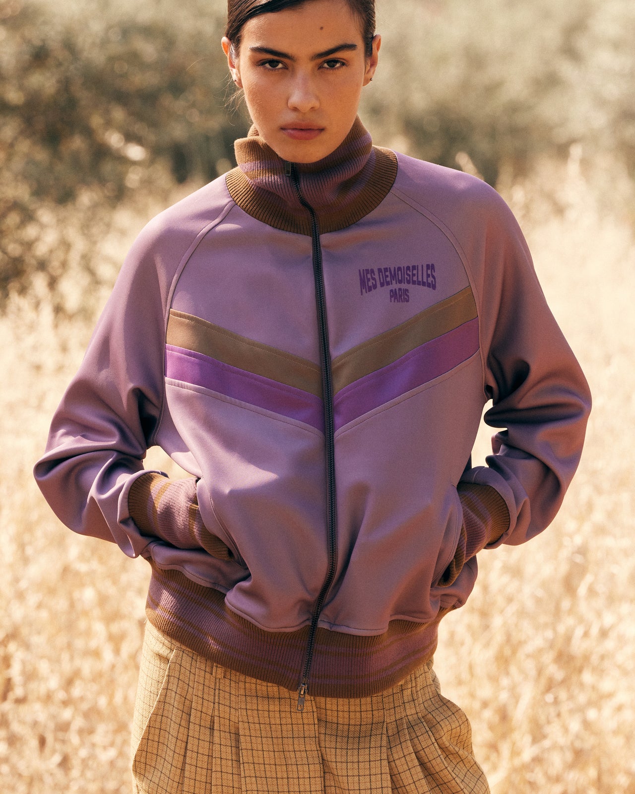 Veste Destiny - Lavande : Veste Zippée Style Survêtement – Lavande & Détail Flock Mes Demoiselles - Image 4