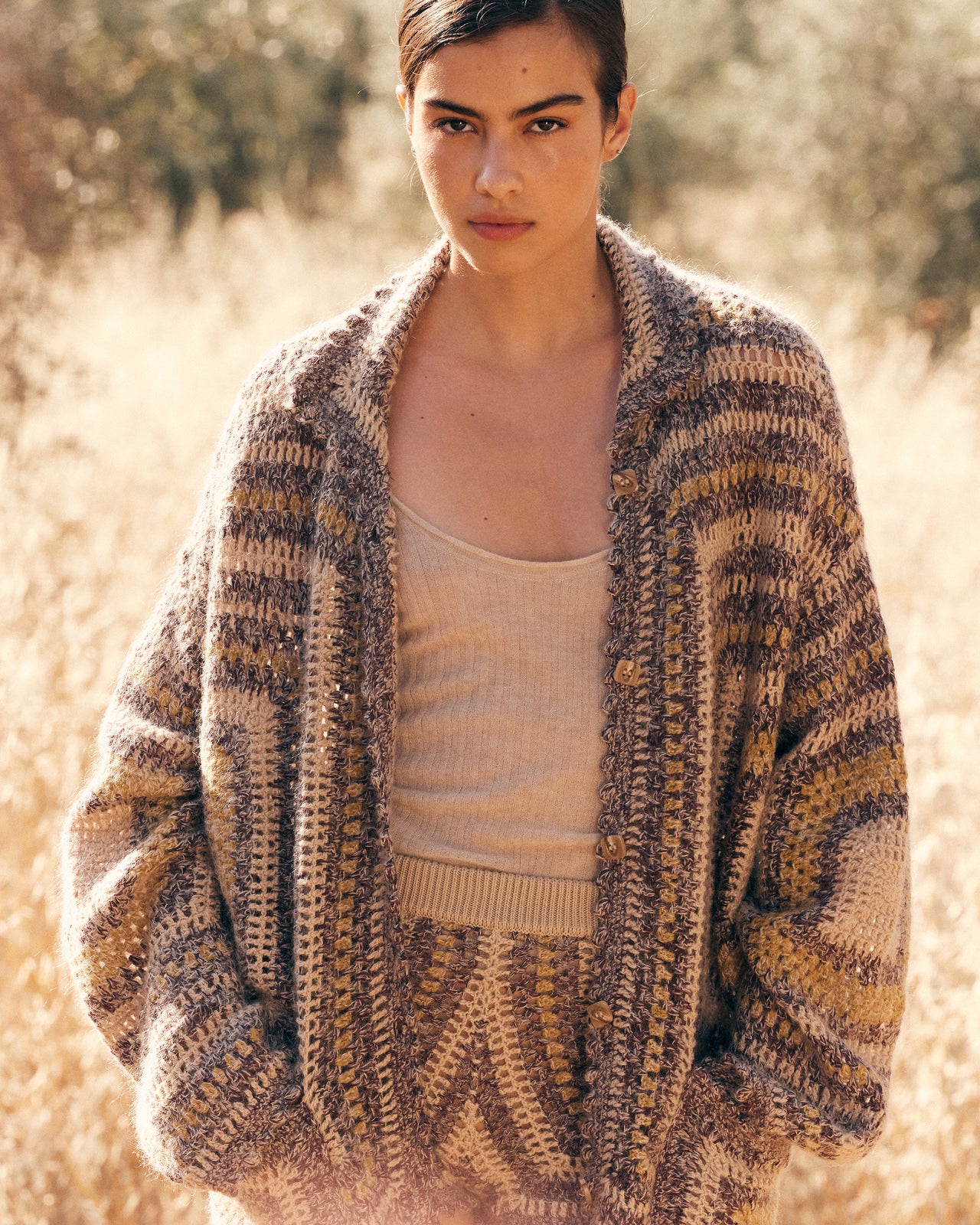 Cardigan Dice Jaune : Veste oversize violet et jaune à motifs allure graphique et artisanale Mes Demoiselles - Image 6