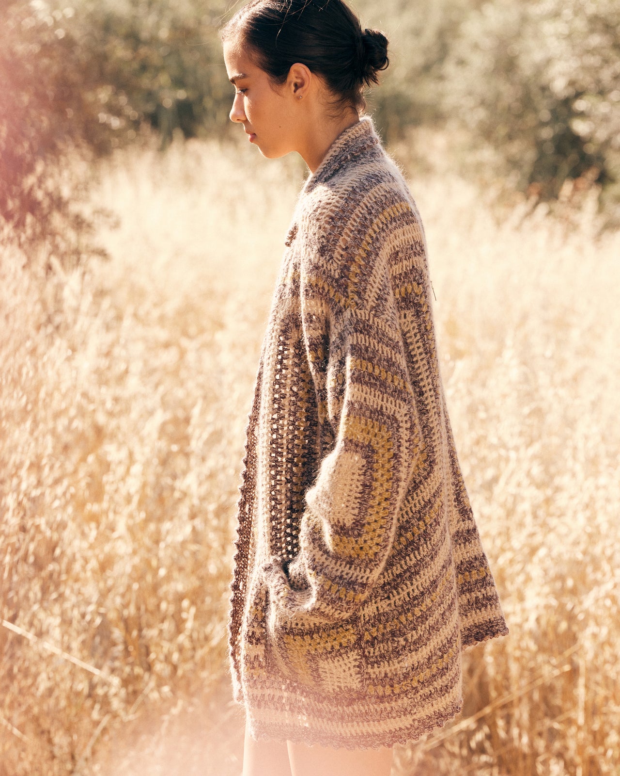 Cardigan Dice Jaune : Veste oversize violet et jaune à motifs allure graphique et artisanale Mes Demoiselles - Image 7