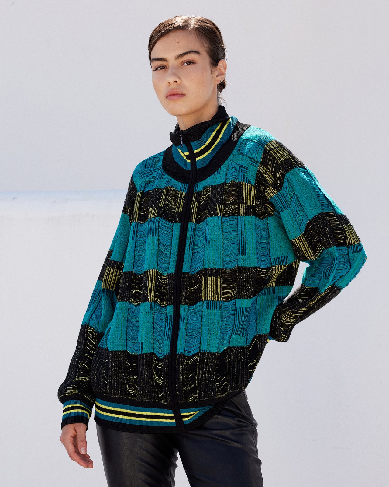 Veste Duru - Turquoise : Sweater zippé en tricot dégradé -Turquoise noir et ocre Mes Demoiselles - Image 4