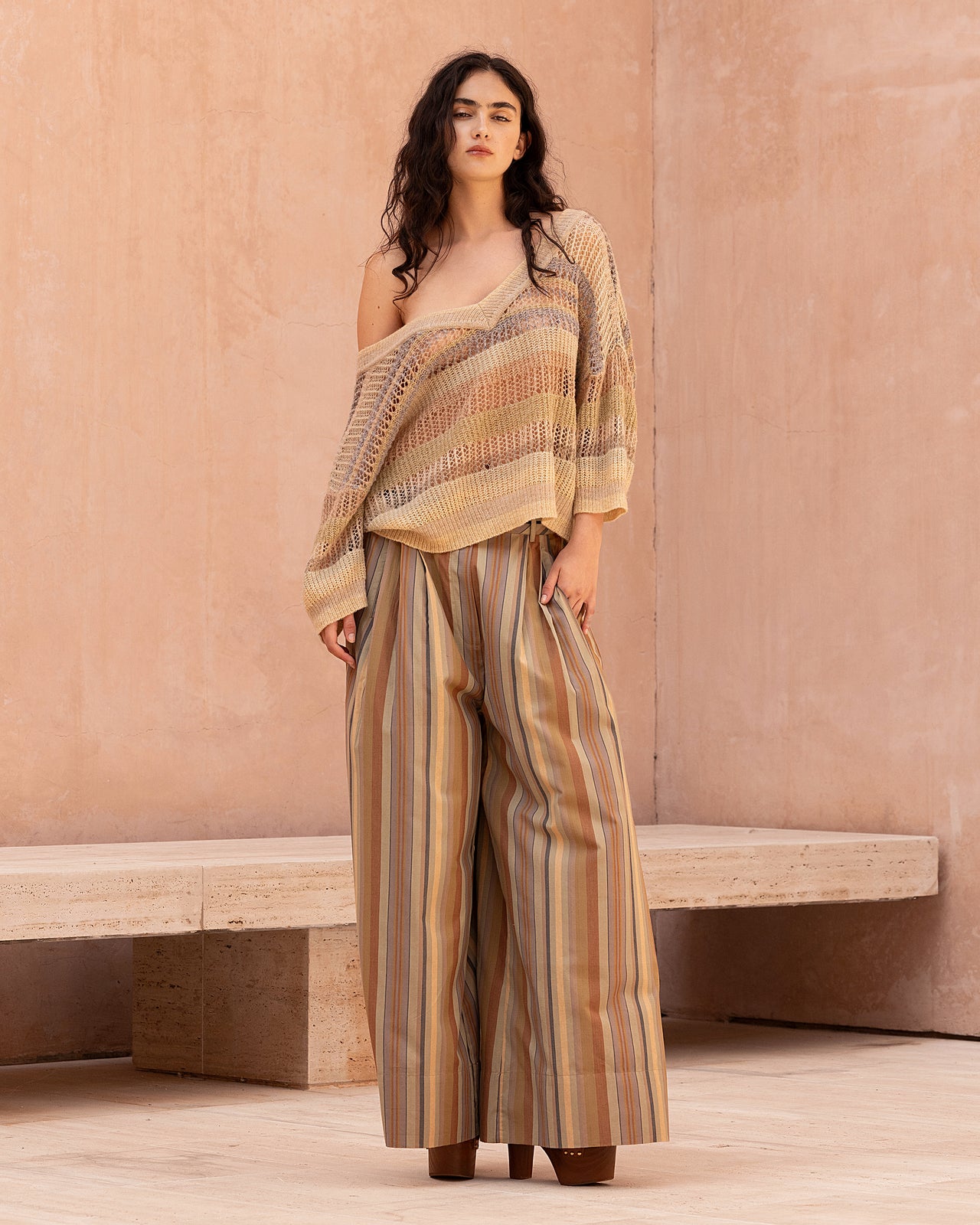 Pull court rayé ajouré dans des nuances de beige : Pulls & gilets Mes Demoiselles - Image 1