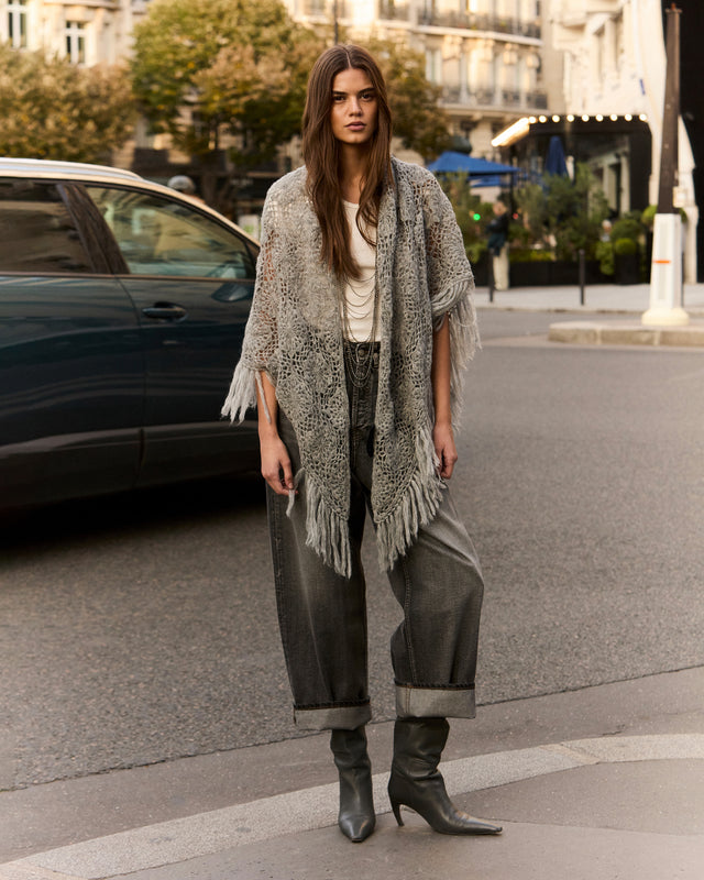 Châle au crochet fait main – Motif fleurs en alpaca gris : Accessoires Mes Demoiselles - Image 2