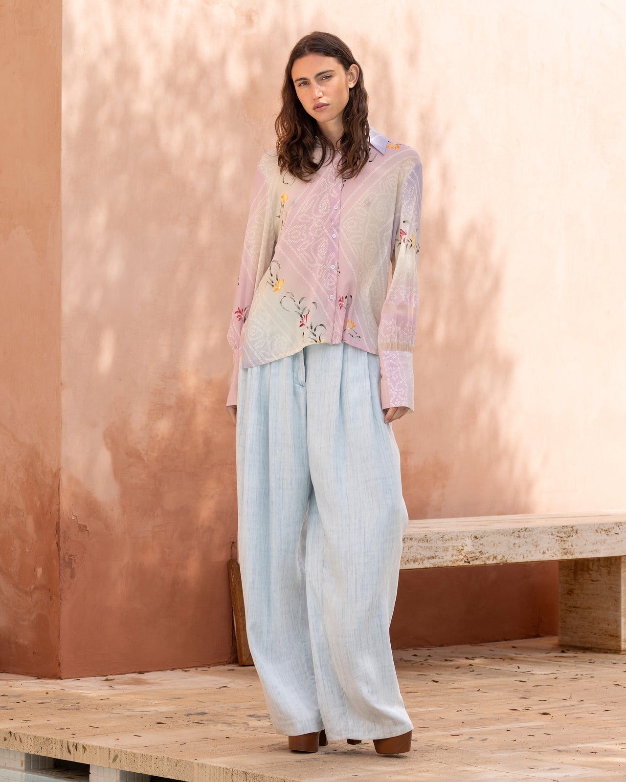 Chemisier en soie ivoire et rose imprimé artistique : Chemises & tops Mes Demoiselles - Image 1