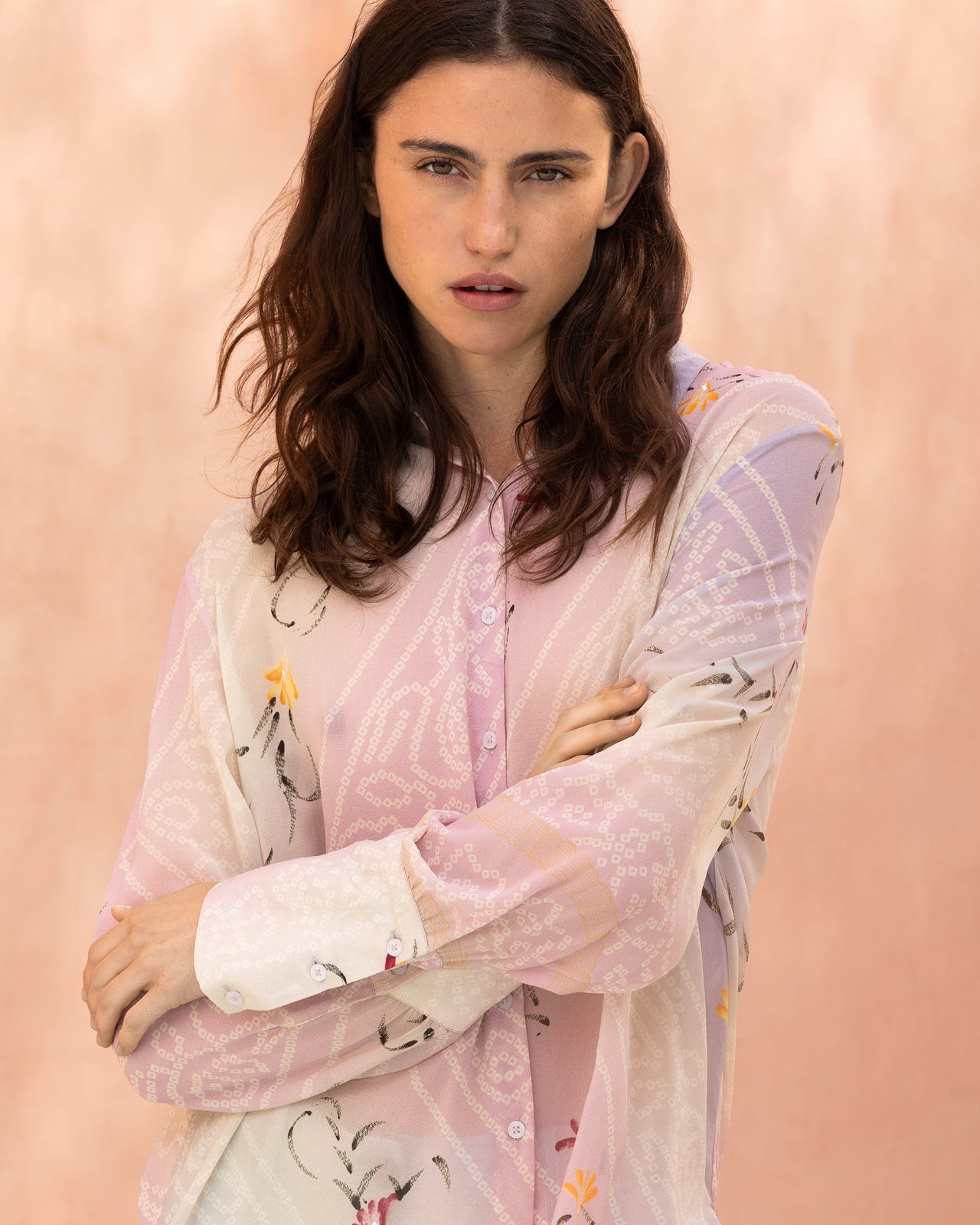 Chemisier en soie ivoire et rose imprimé artistique : Chemises & tops Mes Demoiselles - Image 3