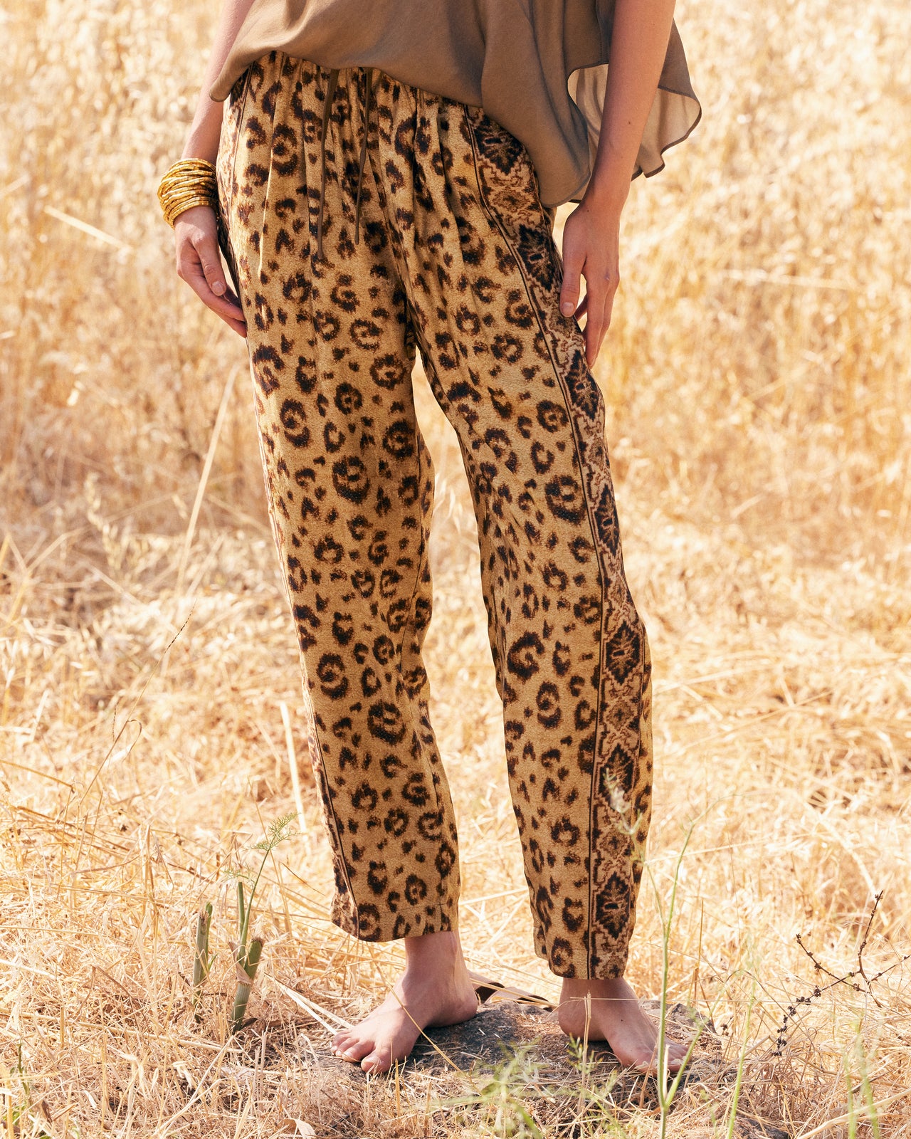 Pantalon Lorene Beige : Pantalon Droit en Viscose Jacquard – Imprimé Panthère Mes Demoiselles - Image 4