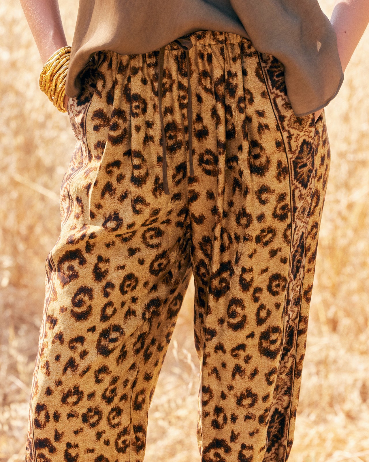 Pantalon Lorene Beige : Pantalon Droit en Viscose Jacquard – Imprimé Panthère Mes Demoiselles - Image 5