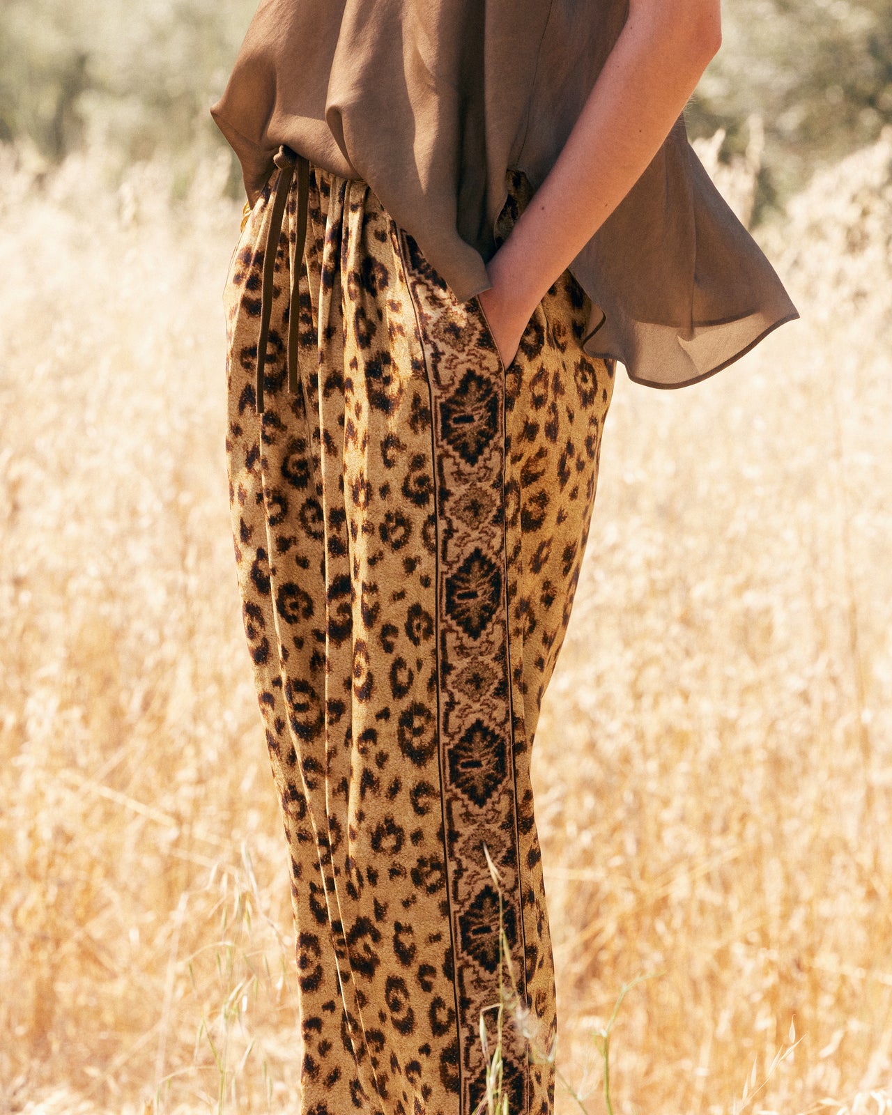 Pantalon Lorene Beige : Pantalon Droit en Viscose Jacquard – Imprimé Panthère Mes Demoiselles - Image 6