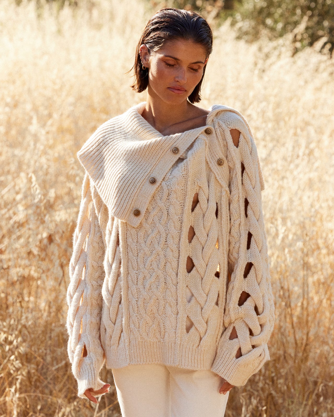 Pull écru à grosses torsades ajourées – charme naturel : Pulls & gilets Mes Demoiselles - Image 1