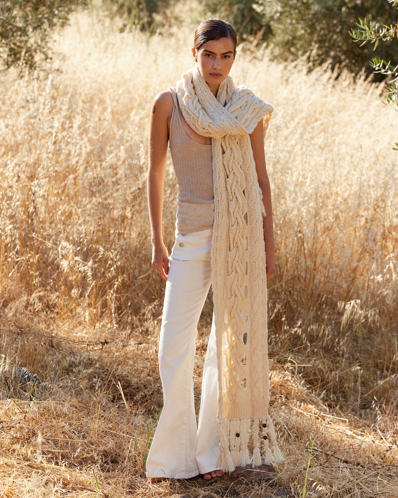 Écharpe longue en grosses torsades ajourées – écru : Accessoires Mes Demoiselles - Image 3