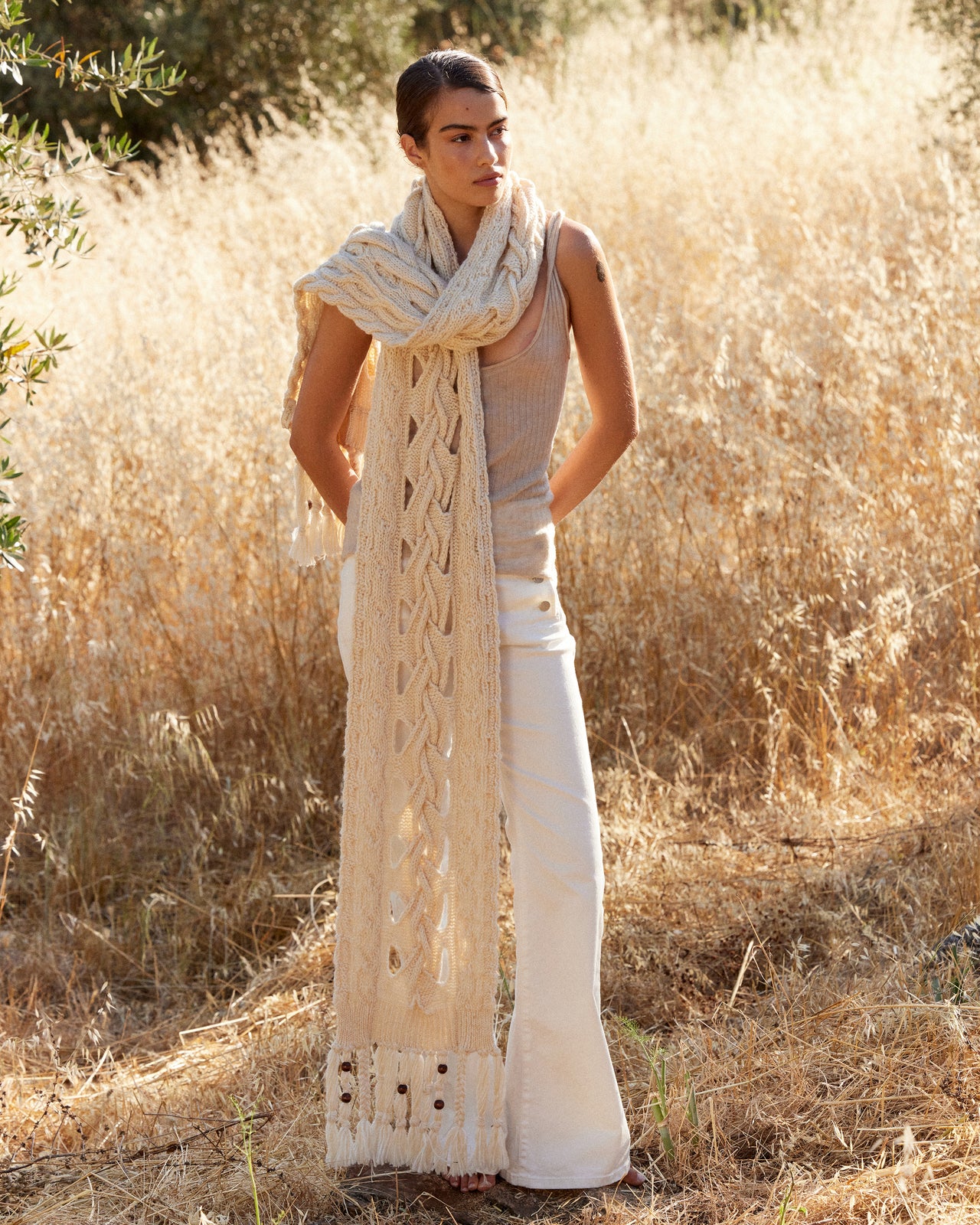 Écharpe longue en grosses torsades ajourées – écru : Accessoires Mes Demoiselles - Image 1