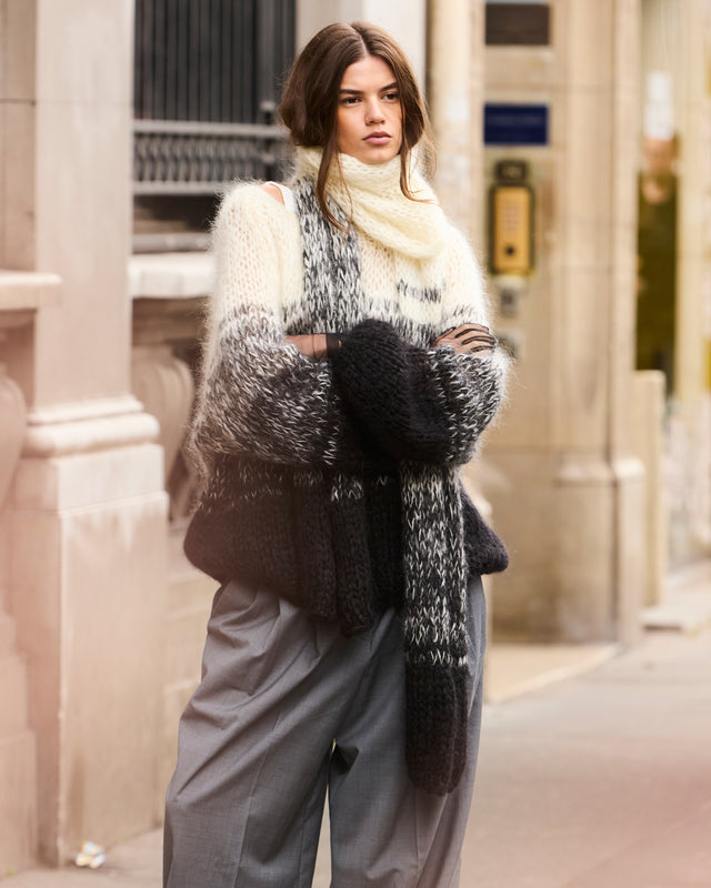 Pull Mokeib - Noir : Pull oversize en mohair dégradé – Noir & Ivoire Mes Demoiselles - Image 2