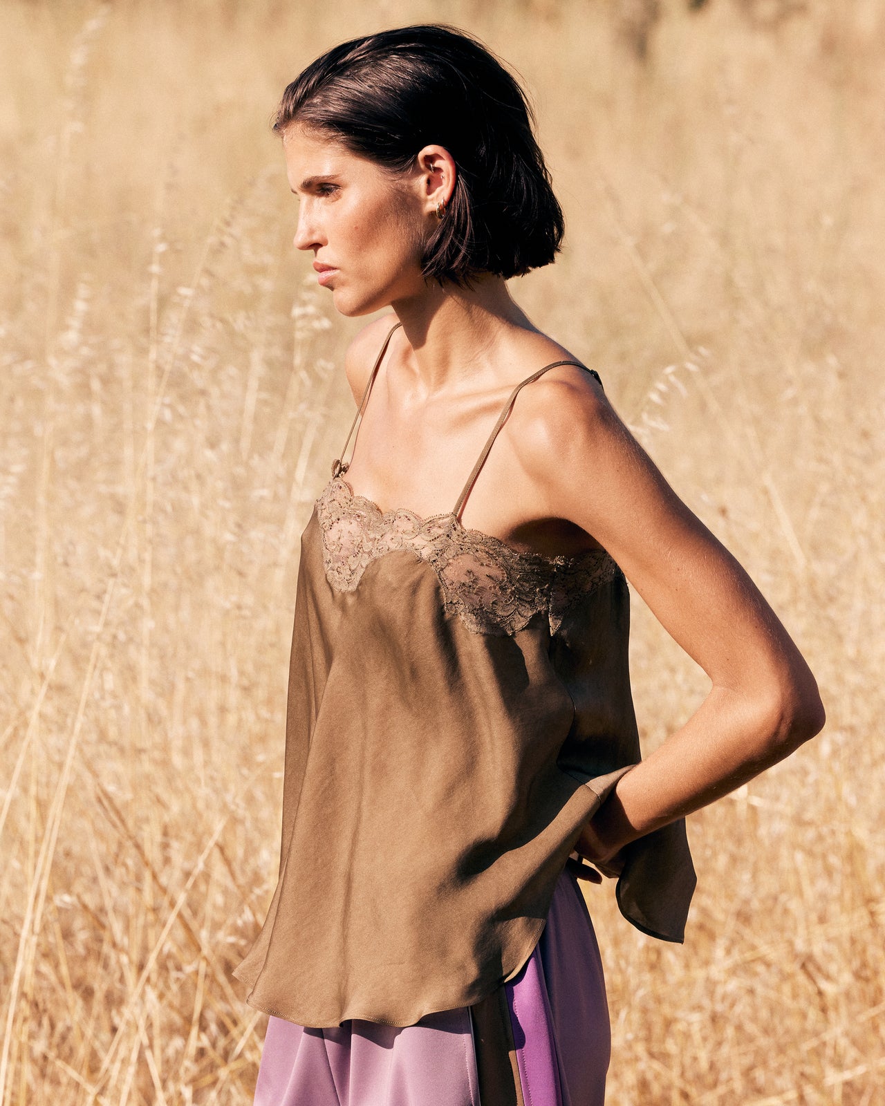 Top Myssi - Marron : Top en soie taupe à détail dentelle – élégance délicate Mes Demoiselles - Image 5