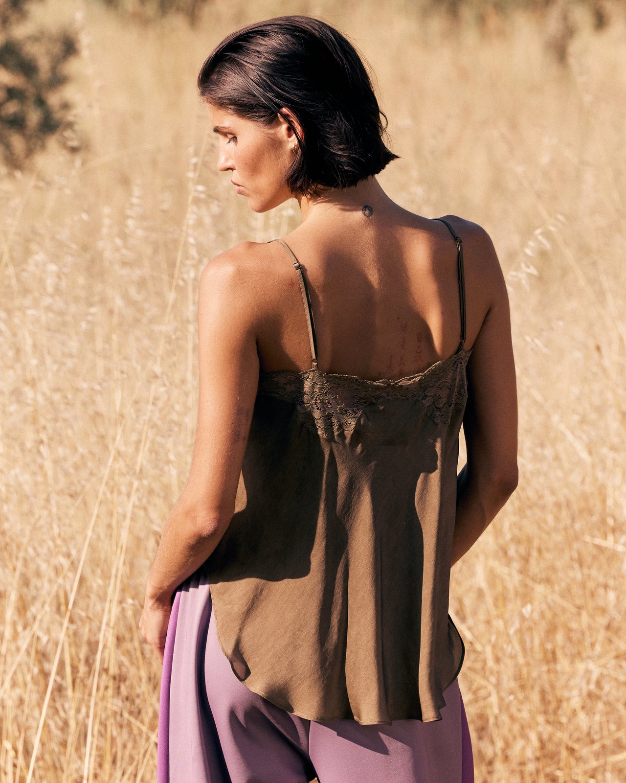 Top Myssi - Marron : Top en soie taupe à détail dentelle – élégance délicate Mes Demoiselles - Image 6