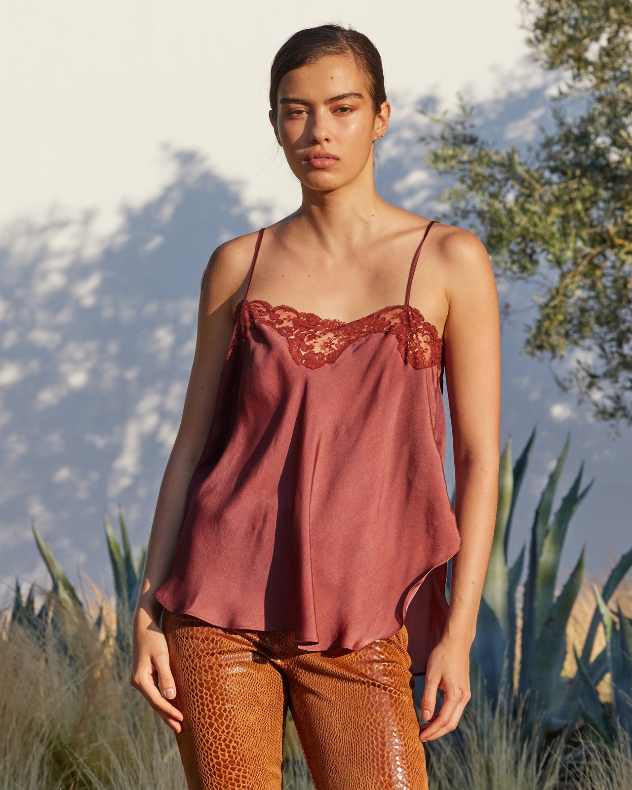 Top Myssi - Cognac : Top en soie rouge foncé à détail dentelle – élégance délicate Mes Demoiselles - Image 4