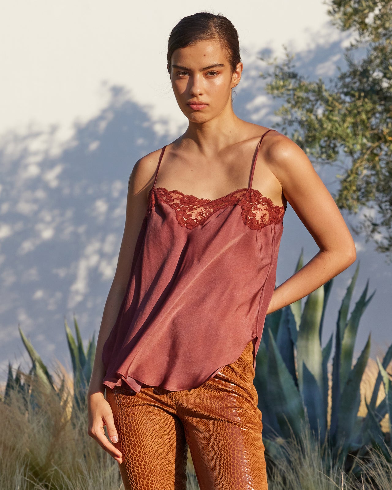 Top Myssi - Cognac : Top en soie rouge foncé à détail dentelle – élégance délicate Mes Demoiselles - Image 5