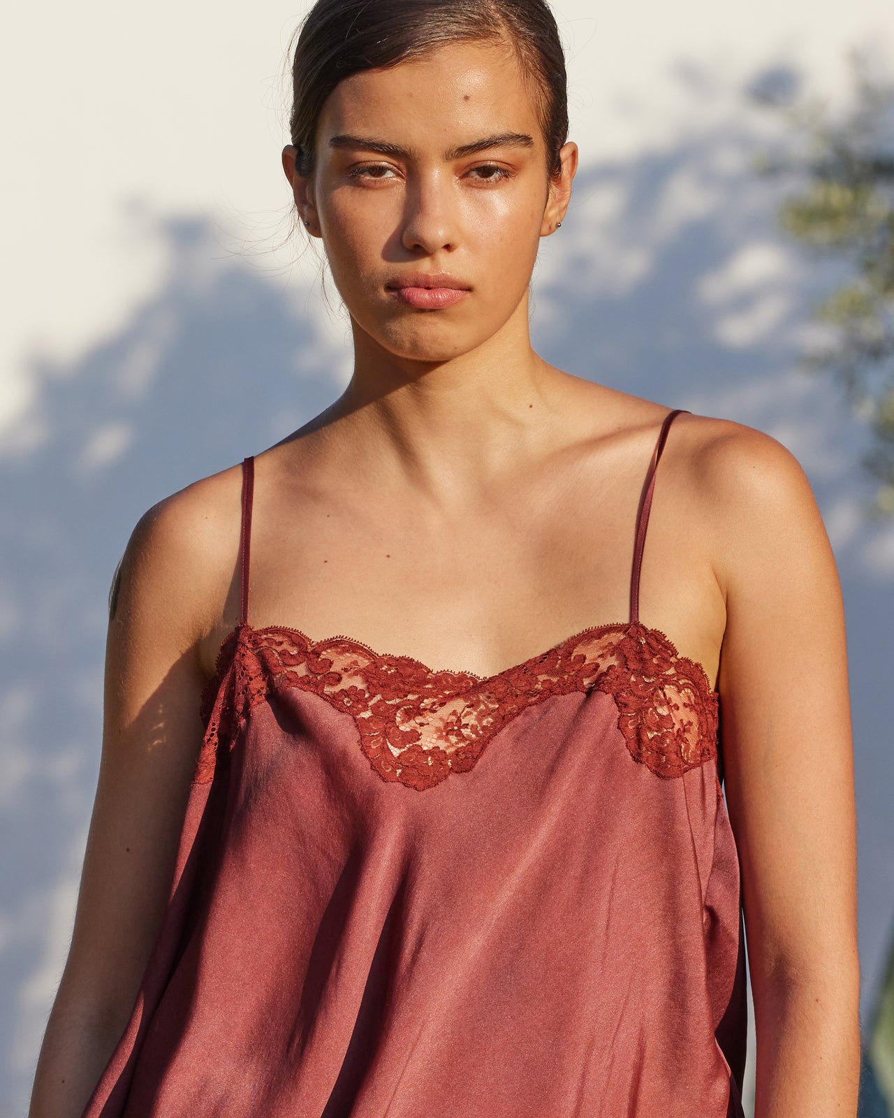 Top Myssi - Cognac : Top en soie rouge foncé à détail dentelle – élégance délicate Mes Demoiselles - Image 6