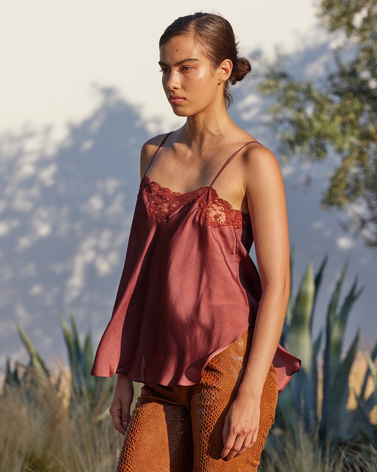 Top Myssi - Cognac : Top en soie rouge foncé à détail dentelle – élégance délicate Mes Demoiselles - Image 7