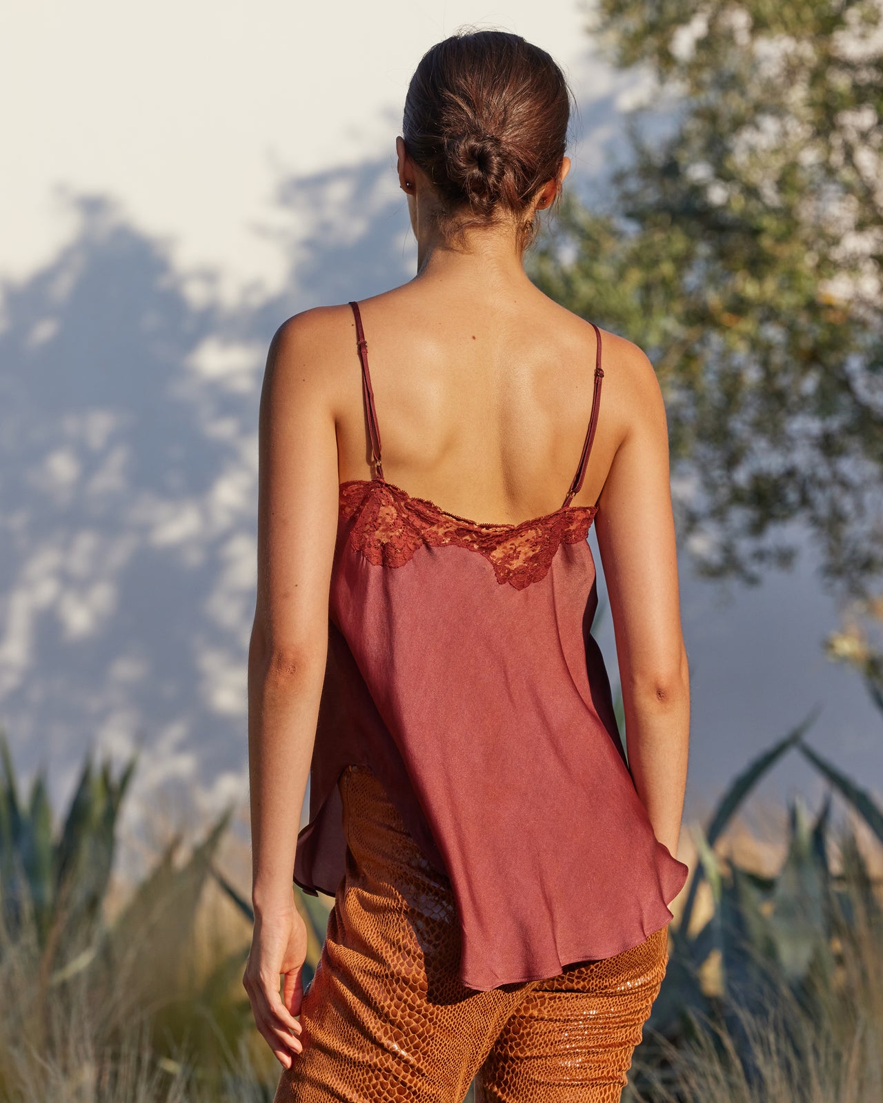 Top Myssi - Cognac : Top en soie rouge foncé à détail dentelle – élégance délicate Mes Demoiselles - Image 8